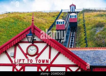 Die Seilbahn auf die Klippen führt von der oberen Promenade hinunter zum viktorianischen Pier, Saltburn by the Sea, North Yorkshire, England, Großbritannien Stockfoto