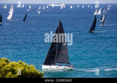 Segelboote vor der Küste von Genua nach dem Start der Millevele 2021 Regatta Stockfoto