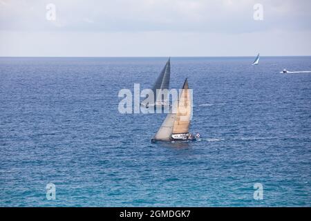 Segelboote vor der Küste von Genua nach dem Start der Millevele 2021 Regatta Stockfoto