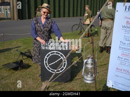 IWM Duxford, Cambridgeshire, Großbritannien. 18. September 2021. Große Menschenmengen kommen in strahlender Sonne zur Battle of Britain Air Show, die am 18-19. September im IWM Duxford stattfindet, dem ehemaligen RAF-Standort, der während des Zweiten Weltkriegs eine zentrale Rolle als Basis für viele der Spitfire- und Orkandiloten spielte. Die uniformierten Re-enactors der Heimatgarde des Zweiten Weltkriegs nehmen an der Veranstaltung Teil. Quelle: Malcolm Park/Alamy Live News Stockfoto