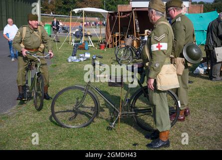 IWM Duxford, Cambridgeshire, Großbritannien. 18. September 2021. Große Menschenmengen kommen in strahlender Sonne zur Battle of Britain Air Show, die am 18-19. September im IWM Duxford stattfindet, dem ehemaligen RAF-Standort, der während des Zweiten Weltkriegs eine zentrale Rolle als Basis für viele der Spitfire- und Orkandiloten spielte. Die uniformierten Re-enactors der Heimatgarde des Zweiten Weltkriegs nehmen an der Veranstaltung Teil. Quelle: Malcolm Park/Alamy Live News Stockfoto