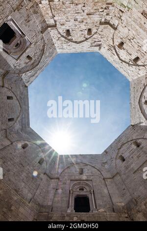 Andria, Italien - 18. Juni 2021: Blick in den Himmel vom achteckigen Innenhof des Catello del Monte (Italien) Stockfoto