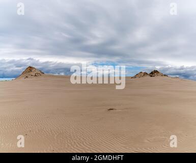 Blick auf endlos wandernde Sanddünen im Slowinski Nationalpark an der Ostsee im Norden Polens Stockfoto