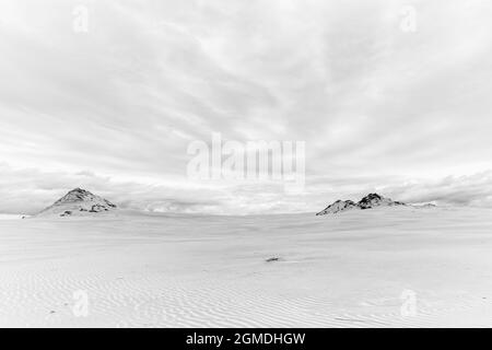 Blick auf endlos wandernde Sanddünen im Slowinski Nationalpark an der Ostsee im Norden Polens Stockfoto