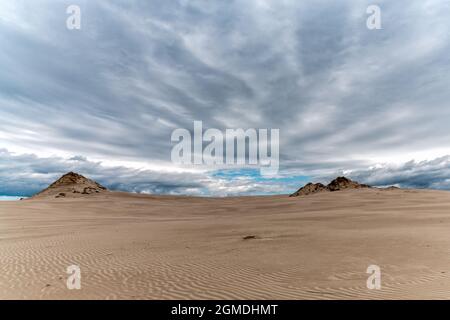 Blick auf endlos wandernde Sanddünen im Slowinski Nationalpark an der Ostsee im Norden Polens Stockfoto