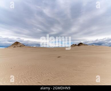 Blick auf endlos wandernde Sanddünen im Slowinski Nationalpark an der Ostsee im Norden Polens Stockfoto