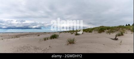 Ein Panoramablick auf endlos wandernde Sanddünen im Slowinski Nationalpark an der Ostsee in Nordpolen Stockfoto