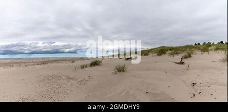 Ein Panoramablick auf endlos wandernde Sanddünen im Slowinski Nationalpark an der Ostsee in Nordpolen Stockfoto