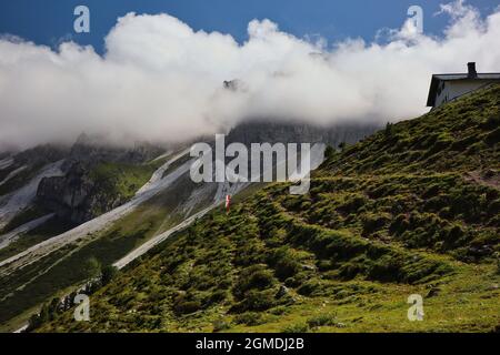 Die Adolf-Pichler-Hütte mit Berg in Wolken in Nordtirol. Wunderschöner Ausblick auf Kalkkögel in den Stubaier Alpen während des Sommertages. Stockfoto