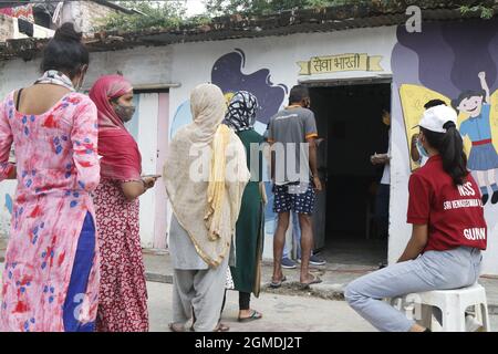 Neu-Delhi, Indien. September 2021. Menschen, die in que stehen, um einen Covid-Impfstoff zu erhalten, während einer von der Cosmo Foundation organisierten Impfkampagne im Sanjay Camp Seva Bharti Sewa Kendra in Neu-Delhi, Indien, am Samstag, 18. September 2021. Indien ist weltweit führend bei der Impfung der maximalen Anzahl von Idvidualen mit mehr als 2 Carore-Dosen pro Tag. Foto von Anshuman Akash /ABACAPRESS.COM Quelle: Abaca Press/Alamy Live News Stockfoto