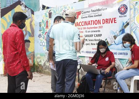 Neu-Delhi, Indien. September 2021. Ein Freiwilliger registriert Personen für die Impfung während einer von der Cosmo Foundation organisierten Impfkampagne im Sanjay Camp Seva Bharti Sewa Kendra in Neu-Delhi, Indien, am Samstag, 18. September 2021. Indien ist weltweit führend bei der Impfung der maximalen Anzahl von Idvidualen mit mehr als 2 Carore-Dosen pro Tag. Foto von Anshuman Akash /ABACAPRESS.COM Quelle: Abaca Press/Alamy Live News Stockfoto