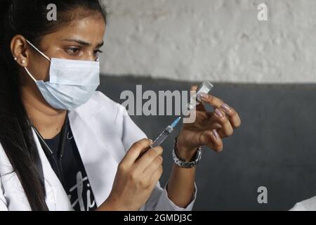 Neu-Delhi, Indien. September 2021. Ein Gesundheitsmitarbeiter lädt am Samstag, den 18. September 2021, eine Dosis Covid-Impfstoff während einer von der Cosmo Foundation organisierten Impfkampagne im Sanjay Camp Seva Bharti Sewa Kendra in Neu-Delhi, Indien. Indien ist weltweit führend bei der Impfung der maximalen Anzahl von Idvidualen mit mehr als 2 Carore-Dosen pro Tag. Foto von Anshuman Akash /ABACAPRESS.COM Quelle: Abaca Press/Alamy Live News Stockfoto