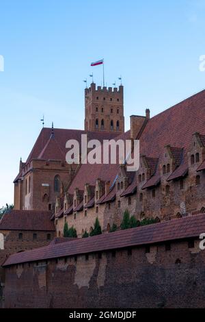 Malbork, Polen - 2. September 2021: Vertikale Ansicht des historischen Schlosses Malbork in Nordpolen Stockfoto