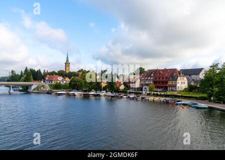 Mikolajki, Polen - 1. September 2021: Blick auf das Stadtzentrum von Mikolajki und den Sniardwy See Stockfoto