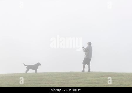 Großbritannien, Wetter. September 2021. In Abington Park, Northampton, trainieren die Menschen ihre Hunde, und beginnen den Tag mit einem nebligen Start in den Tag. Kredit: Keith J Smith./Alamy Live Nachrichten. Stockfoto