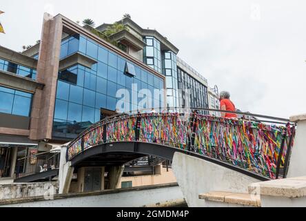 Aveiro, Portugal, Cais de Cojo Kanal mit modernem Hotel und farbenfroher Brücke, Europa Stockfoto