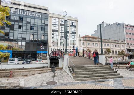 Aveiro, Portugal, Cais de cojo Kanal mit modernen Hotels und Brücken, Europa Stockfoto