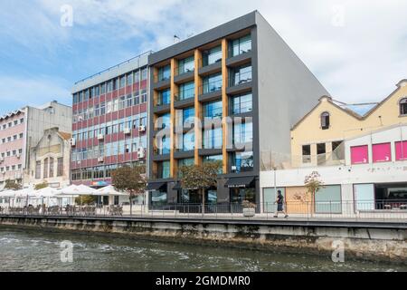 Aveiro, Portugal, Cais de cojo Kanal mit modernen Hotels und Brücken, Europa Stockfoto