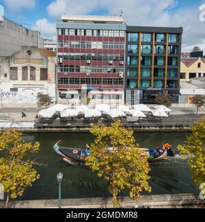 Aveiro, Portugal, Cais de cojo Kanal mit modernen Hotels und Brücken, Europa Stockfoto