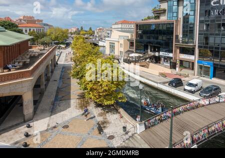 Aveiro, Portugal, Cais de cojo Kanal mit modernen Hotels und Forum Handelszentrum, Europa Stockfoto