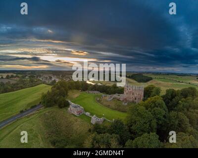 Norham Castle bei Sonnenuntergang, erbaut von den Prince Bishops das Schloss steht hoch über dem Fluss Tweed an der anglo-schottischen Grenze Stockfoto