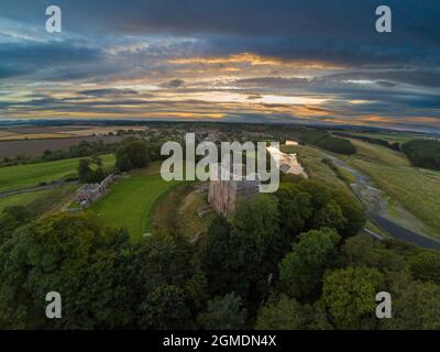 Norham Castle bei Sonnenuntergang, erbaut von den Prince Bishops das Schloss steht hoch über dem Fluss Tweed an der anglo-schottischen Grenze Stockfoto