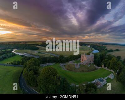 Norham Castle bei Sonnenuntergang, erbaut von den Prince Bishops das Schloss steht hoch über dem Fluss Tweed an der anglo-schottischen Grenze Stockfoto