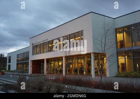 Akureyri, Island - 6. November 2016: Haupteingang der Universität Akureyri Stockfoto