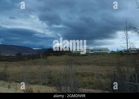 Akureyri, Island - 6. November 2016: Universität von Akureyri vor der isländischen Landschaft Stockfoto