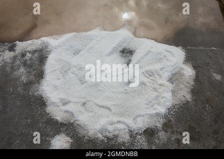 Aveiro salinas, Salzpfannen mit Salzstapeln in der Stadt Aveiro, Portugal Stockfoto