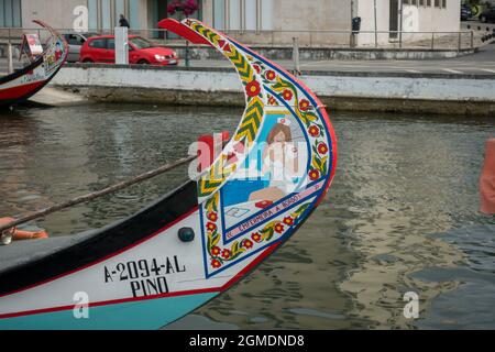 Detail von Kanalbooten, farbenprächtiges Heck einer Gondel, Boote Moliceiro, Aveiro, Portugal. Stockfoto