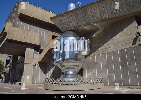 London, Großbritannien. September 2021. Samovar, eine großformatige Skulptur des Berliner Künstlerkollektivs Slavs and Tatars, wurde in der Hayward Gallery, Southbank, enthüllt. Die neue Arbeit "spiegelt die multikulturelle und koloniale Geschichte des Tees wieder" und verfügt über einen riesigen aufblasbaren Wasserkessel, eine Teekannen und ein Serviertablett. Die Arbeit wird bis zum 14. November 2021 ausgestellt. Stockfoto