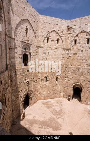 Andria, Italien - 18. Juni 2021: Innenhof mit Türen und Fenstern des Catel del Monte di Andria (Italien) Stockfoto