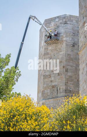 Andria, Italien - 18. Juni 2021: Restaurierungsarbeiten mit Teleskoparm und Korb in Castel Del Monte (Italien) Stockfoto