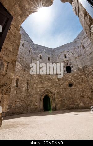 Andria, Italien - 18. Juni 2021: Innenhof mit Türen und Fenstern des Catel del Monte di Andria (Italien) Stockfoto