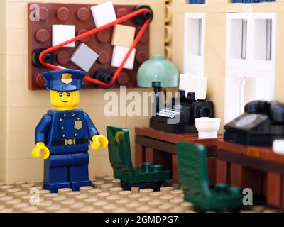 Tambow, Russische Föderation - 02. August 2021 Lego Polizist in der Polizeistation Stockfoto