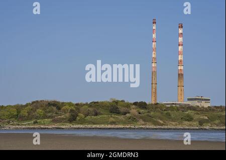 Schöne Nahaufnahme Heller Blick auf die berühmten Kamine der Poolbeg CCGT-Station vor dem klaren blauen Himmel vom Sandymount Beach, Dublin, Irland. Weiche Farben. Stockfoto