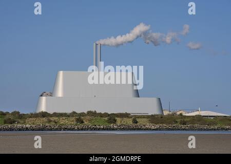 Schöne Nahaufnahme Helle Sicht auf das Werk Covanta (Dublin Waste to Energy) vor dem klaren blauen Himmel vom Sandymount Beach, Dublin, Irland. Poolbeg Stockfoto