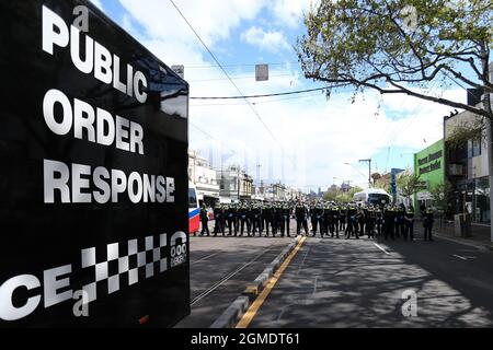 Melbourne, Australien, 18. September 2021. Während der Freiheitsdemonstration am 18. September 2021 in Melbourne, Australien, sind zahlreiche Polizisten zu sehen. Freiheitsproteste sind Teil einer internationalen koordinierten Protestbewegung, die sich gegen COVID-19-Beschränkungen, Impfungen und Maßnahmen im Bereich der öffentlichen Gesundheit richtet. Kredit: Dave Hewison/Speed Media/Alamy Live Nachrichten Stockfoto