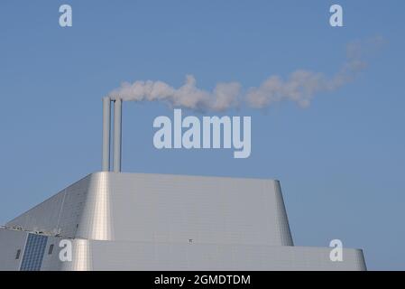 Schöne Nahaufnahme Helle Sicht auf das Werk Covanta (Dublin Waste to Energy) vor dem klaren blauen Himmel vom Sandymount Beach, Dublin, Irland. Poolbeg Stockfoto