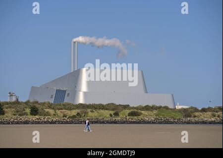 Schöne Nahaufnahme Helle Sicht auf das Werk Covanta (Dublin Waste to Energy) vor dem klaren blauen Himmel vom Sandymount Beach, Dublin, Irland. Poolbeg Stockfoto