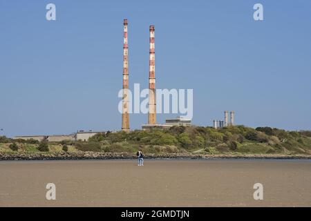 Schöne Nahaufnahme Heller Blick auf die berühmten Schornsteine des Poolbeg-Kraftwerks und die CCGT-Station Poolbeg vor dem klaren blauen Himmel vom Sandymount Beach, Dub Stockfoto