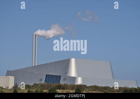 Schöne Nahaufnahme Helle Sicht auf das Werk Covanta (Dublin Waste to Energy) vor dem klaren blauen Himmel vom Sandymount Beach, Dublin, Irland. Poolbeg Stockfoto