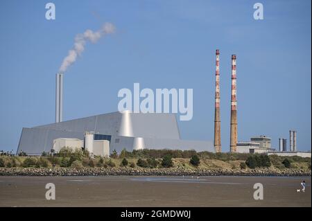 Nahaufnahme Heller Blick auf die berühmten Kamine der CCGT-Station Poolbeg und das Werk Covanta (Dublin Waste to Energy) vor dem klaren blauen Himmel von Sandymount aus Stockfoto