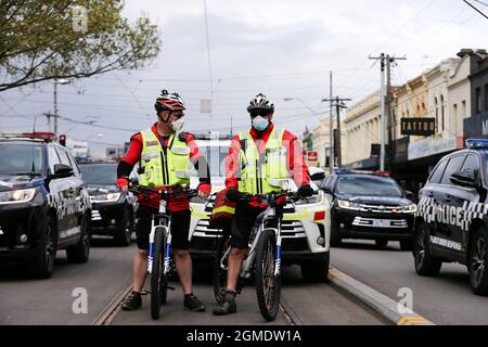 Melbourne, Australien, 18. September 2021. Sanitäter werden während der Freiheitsdemonstration am 18. September 2021 in Melbourne, Australien, in Bereitschaft gesehen. Freiheitsproteste sind Teil einer internationalen koordinierten Protestbewegung, die sich gegen COVID-19-Beschränkungen, Impfungen und Maßnahmen im Bereich der öffentlichen Gesundheit richtet. Kredit: Dave Hewison/Speed Media/Alamy Live Nachrichten Stockfoto