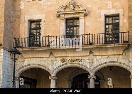 Palma de Mallorca, Spanien; september 10 2021: Hauptfassade des spanischen staatlichen Postunternehmens Correos am Hauptsitz in der Stadt Palma de Mallorca Stockfoto