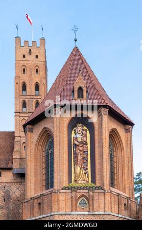 Malbork, Polen - 2. September 2021: Vertikale Ansicht des historischen Schlosses Malbork in Nordpolen Stockfoto