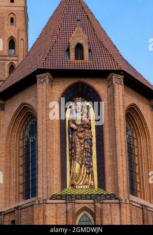 Malbork, Polen - 2. September 2021: Vertikale Ansicht des historischen Schlosses Malbork in Nordpolen Stockfoto