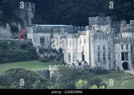 Gwrych Castle Abergele Wales. Das Schloss wird zum zweiten Mal in einen mittelalterlichen Campingplatz verwandelt, für die Dreharbeiten zu I'm a Celebrity 2021 Stockfoto