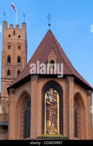 Malbork, Polen - 2. September 2021: Vertikale Ansicht des historischen Schlosses Malbork in Nordpolen Stockfoto